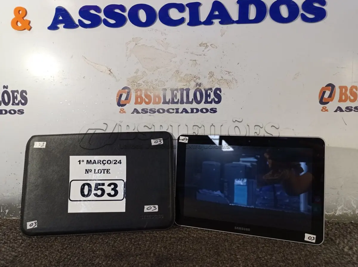 LOTE 053 - 01 TABLET MARCA SAMSUNG. (NO ESTADO) ATENÇÃO! FAZER A VISITAÇÃO ANTES DE ARREMATAR, NÃO SABEMOS SE FUNCIONA. LEILÃO NÃO TEM GARANTIA E NEM DEVOLUÇÃO, SUJEITO A POSSÍVEIS AVARIAS VISÍVEIS/OCULTAS E/OU AUSÊNCIA DE COMPONENTES.