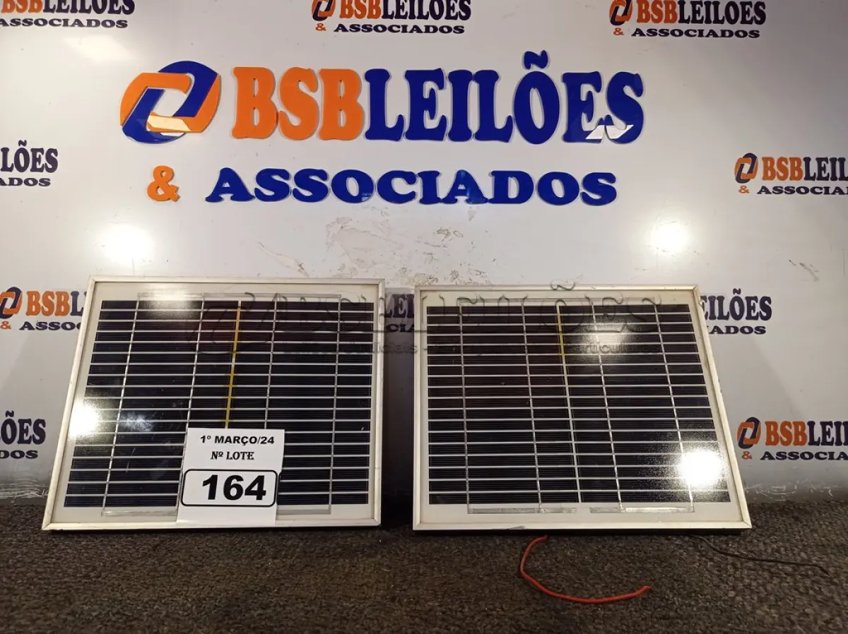 LOTE 164 - 02 PAINÉIS SOLARES 18V 10W. (NO ESTADO) ATENÇÃO! FAZER A VISITAÇÃO ANTES DE ARREMATAR, NÃO SABEMOS SE FUNCIONA. LEILÃO NÃO TEM GARANTIA E NEM DEVOLUÇÃO, SUJEITO A POSSÍVEIS AVARIAS VISÍVEIS/OCULTAS E/OU AUSÊNCIA DE COMPONENTES.