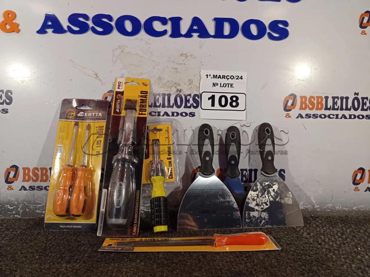 LOTE 108 - 03 ESPÁTULAS, 01 JOGO DE CHAVE FENDA/PHILIPS, 01 FORMÃO, 01 LIMA CHATA 6” E 01 CHAVE COM 06 PONTAS INTERCAMBIÁVEIS. (NO ESTADO) ATENÇÃO! FAZER A VISITAÇÃO ANTES DE ARREMATAR, NÃO SABEMOS SE FUNCIONA. LEILÃO NÃO TEM GARANTIA E NEM DEVOLUÇÃO, SUJEITO A POSSÍVEIS AVARIAS VISÍVEIS/OCULTAS E/OU AUSÊNCIA DE COMPONENTES.