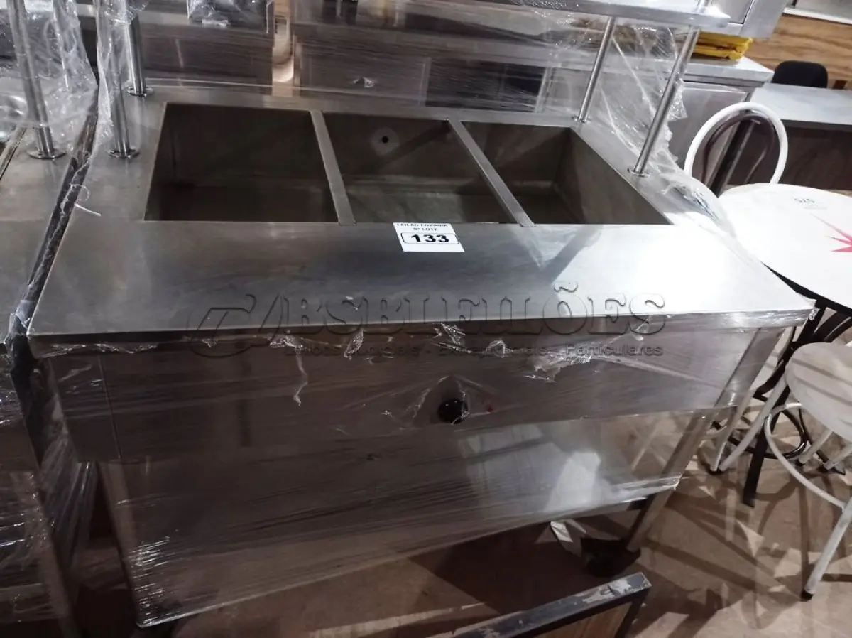 LOTE 133 - 01 BALCÃO INDUSTRIAL AQUECIDO COM PANELEIRO, 03 CUBAS E 02 PASSADORES, MEDINDO 120CMX90CM EM AÇO INOX. (NO ESTADO. LEILÃO NÃO TEM GARANTIA E NEM DEVOLUÇÃO).