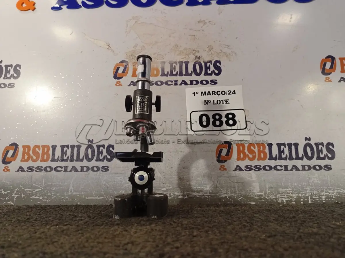 LOTE 088 - 01 MICROSCÓPIO. (NO ESTADO) ATENÇÃO! FAZER A VISITAÇÃO ANTES DE ARREMATAR, NÃO SABEMOS SE FUNCIONA. LEILÃO NÃO TEM GARANTIA E NEM DEVOLUÇÃO, SUJEITO A POSSÍVEIS AVARIAS VISÍVEIS/OCULTAS E/OU AUSÊNCIA DE COMPONENTES.