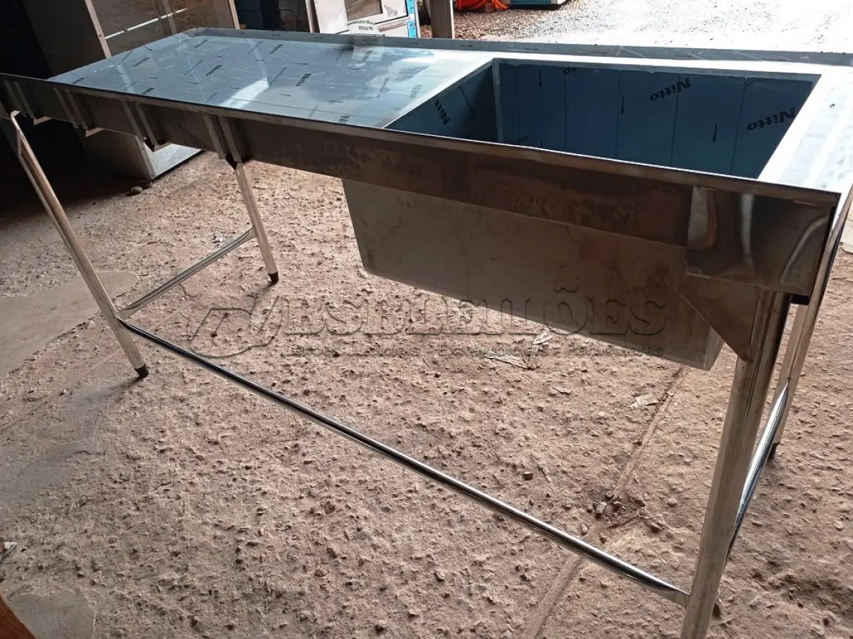 LOTE 179 - 01 BANCADA COM PIA DO LADO ESQUERDO E ESPELHO MEDINDO 180CMX66CM EM AÇO INOX. (NOVO) (NO ESTADO, NÃO SABEMOS SE FUNCIONA. LEILÃO NÃO TEM GARANTIA E NEM DEVOLUÇÃO).