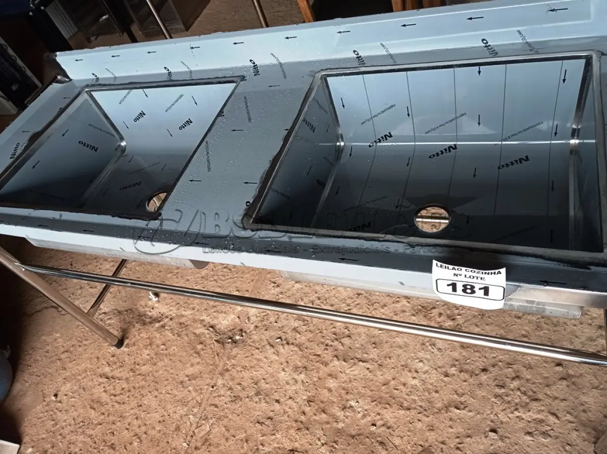 LOTE 181 - 01 BANCADA COM 02 TANQUES E ESPELHO MEDINDO 180CMX66CM EM AÇO INOX. (NOVO) (NO ESTADO, NÃO SABEMOS SE FUNCIONA. LEILÃO NÃO TEM GARANTIA E NEM DEVOLUÇÃO).