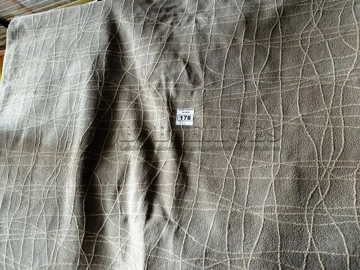 LOTE 178 - 01 TAPETE MEDINDO 400CMX300CM. (NO ESTADO, NÃO SABEMOS SE FUNCIONA. LEILÃO NÃO TEM GARANTIA E NEM DEVOLUÇÃO).