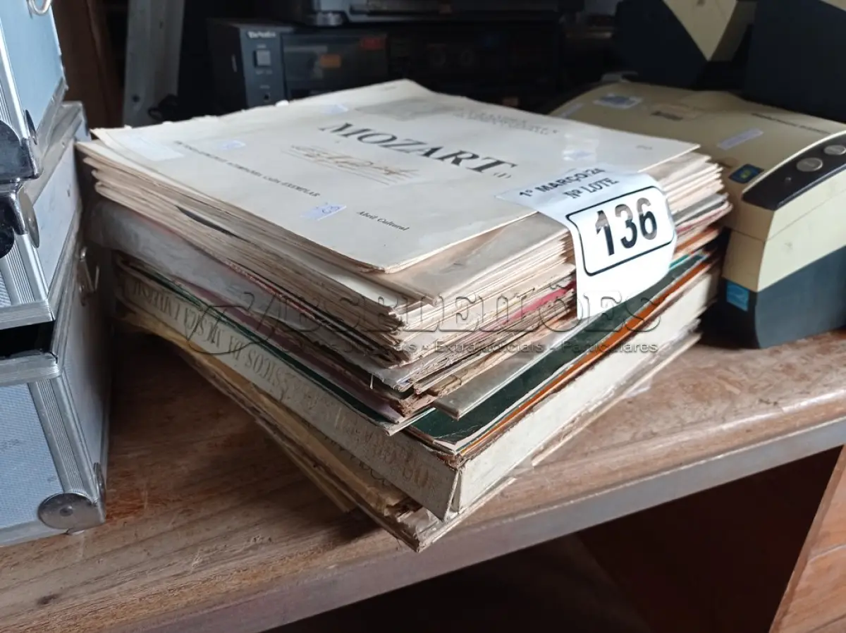 LOTE 136 - 01 LOTE COM VÁRIOS DISCOS DE VINIL. (NO ESTADO) ATENÇÃO! FAZER A VISITAÇÃO ANTES DE ARREMATAR, NÃO SABEMOS SE FUNCIONA. LEILÃO NÃO TEM GARANTIA E NEM DEVOLUÇÃO, SUJEITO A POSSÍVEIS AVARIAS VISÍVEIS/OCULTAS E/OU AUSÊNCIA DE COMPONENTES.