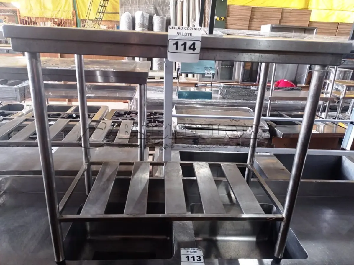 LOTE 114 - 01 MESA COM PANELEIRO MEDINDO 100CMX56CM EM AÇO INOX 304. (NO ESTADO, NÃO SABEMOS SE FUNCIONA. LEILÃO NÃO TEM GARANTIA E NEM DEVOLUÇÃO).