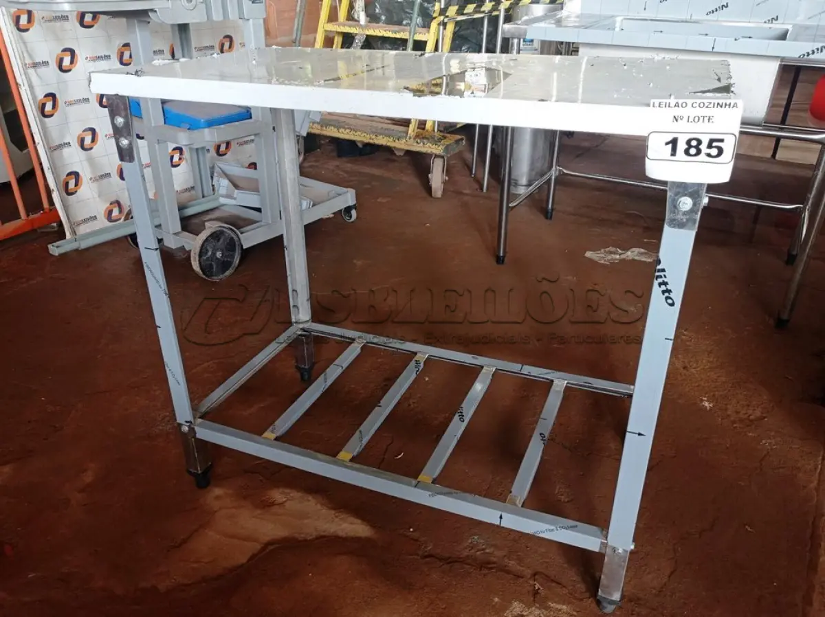 LOTE 185 - 01 MESA COM PANELEIRO MEDINDO 100CMX56CM EM AÇO INOX. (NOVO)(NO ESTADO, NÃO SABEMOS SE FUNCIONA. LEILÃO NÃO TEM GARANTIA E NEM DEVOLUÇÃO).