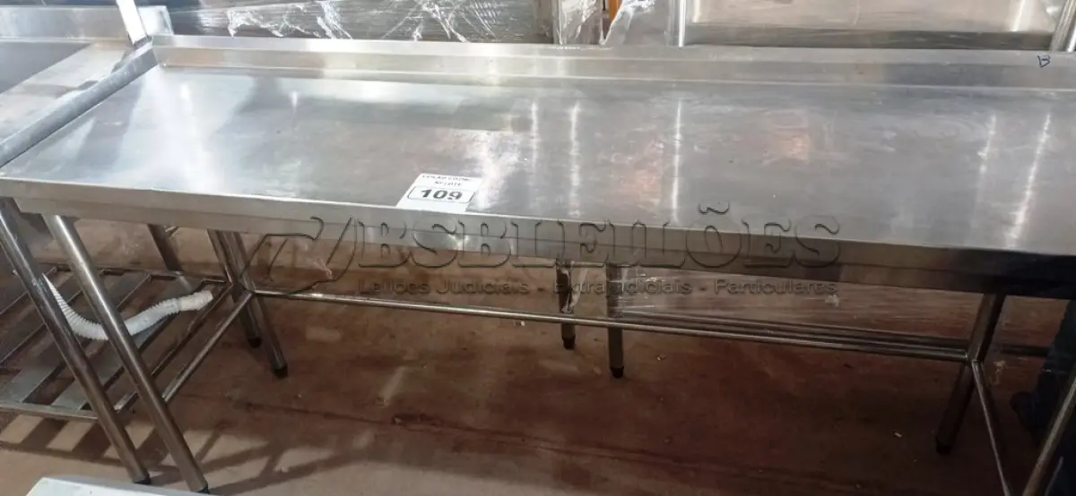 LOTE 109 - 01 MESA COM ESPELHO 178CMX50CM EM AÇO INOX.(NO ESTADO, NÃO SABEMOS SE FUNCIONA. LEILÃO NÃO TEM GARANTIA E NEM DEVOLUÇÃO).