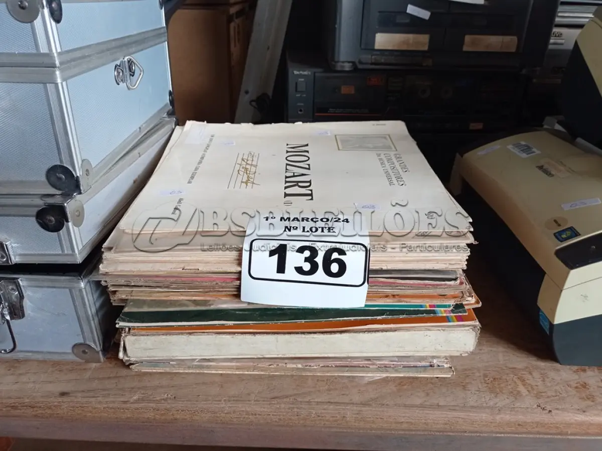 LOTE 136 - 01 LOTE COM VÁRIOS DISCOS DE VINIL. (NO ESTADO) ATENÇÃO! FAZER A VISITAÇÃO ANTES DE ARREMATAR, NÃO SABEMOS SE FUNCIONA. LEILÃO NÃO TEM GARANTIA E NEM DEVOLUÇÃO, SUJEITO A POSSÍVEIS AVARIAS VISÍVEIS/OCULTAS E/OU AUSÊNCIA DE COMPONENTES.