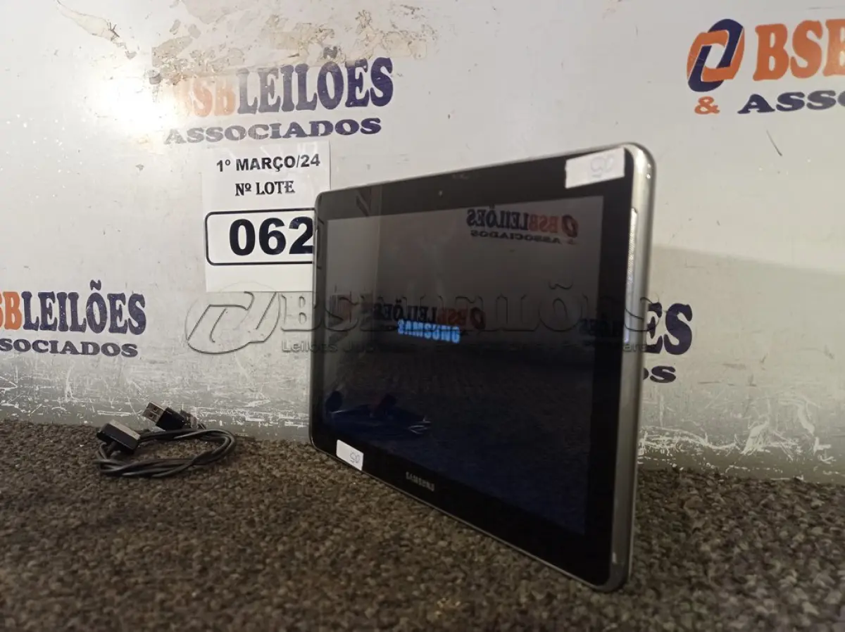 LOTE 062 - 01 TABLET SAMSUNG TAB2 TELA 10.1” COM CABO. (NO ESTADO) ATENÇÃO! FAZER A VISITAÇÃO ANTES DE ARREMATAR, NÃO SABEMOS SE FUNCIONA. LEILÃO NÃO TEM GARANTIA E NEM DEVOLUÇÃO, SUJEITO A POSSÍVEIS AVARIAS VISÍVEIS/OCULTAS E/OU AUSÊNCIA DE COMPONENTES.
