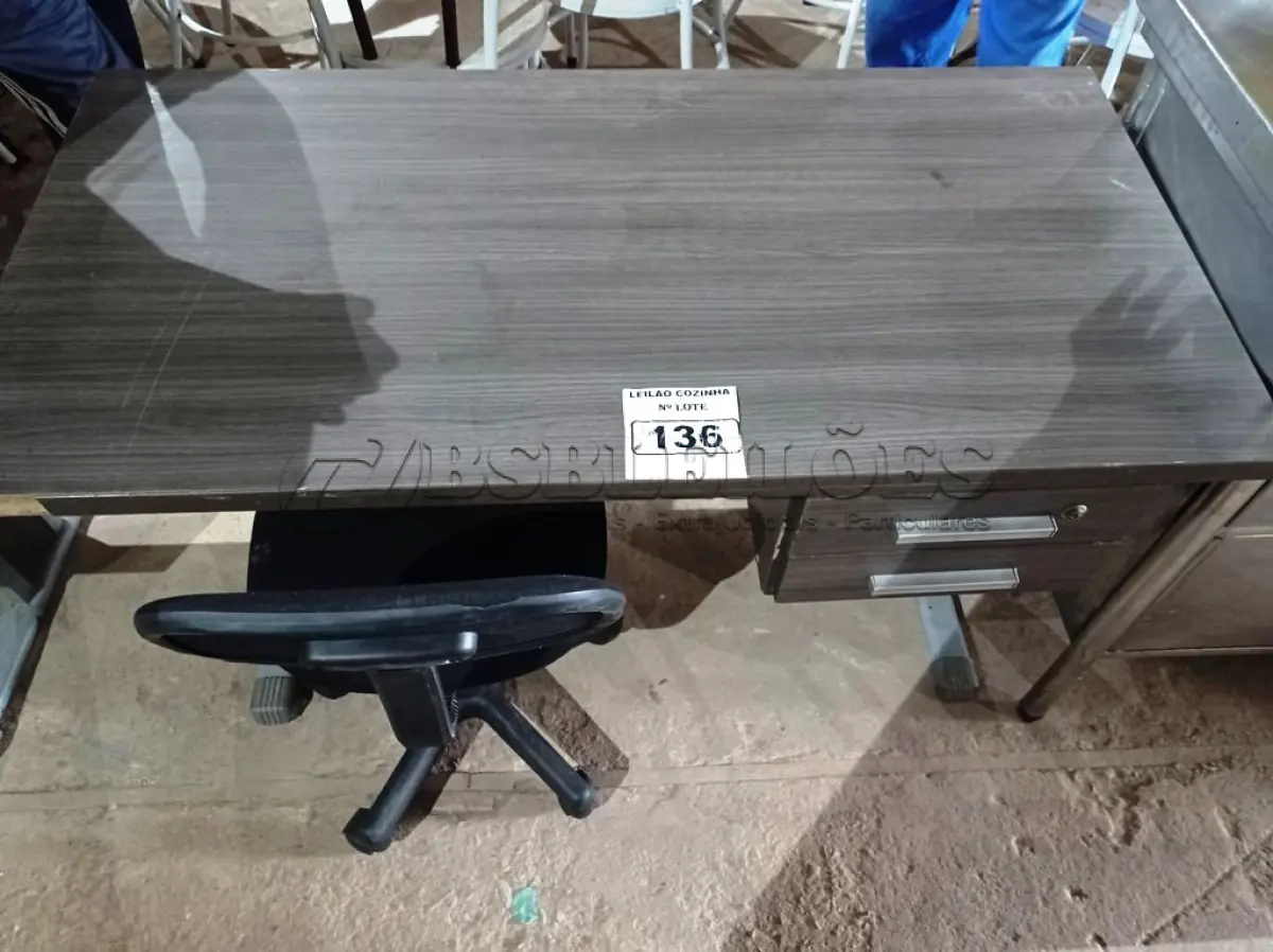 LOTE 136 - 01 MESA PARA ESCRITÓRIO MEDINDO 121CMX60CM E 01 CADEIRA GIRATÓRIA. (NO ESTADO. LEILÃO NÃO TEM GARANTIA E NEM DEVOLUÇÃO).