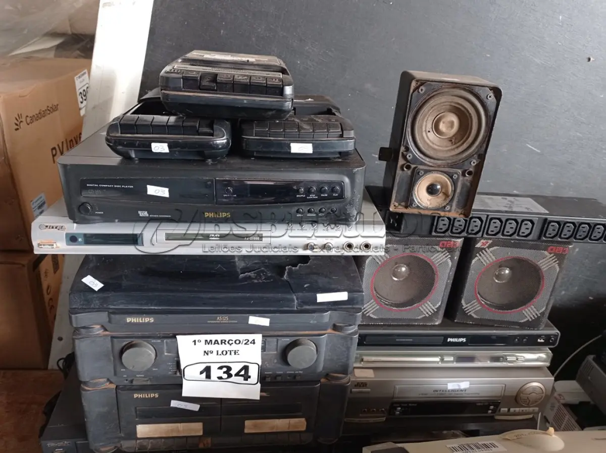 LOTE 134 - 04 VIDEOCASSETES, 01 STÉREO DUPLO CASSETE DECK, 01 APARELHO DE SOM 3X1, 03 APARELHOS DE DVD, 01 RÉGUA ELÉTRICA PARA RACK, 01 TOCA CD E 03 GRAVADORES DE FITA CASSETE. (NO ESTADO) ATENÇÃO! FAZER A VISITAÇÃO ANTES DE ARREMATAR, NÃO SABEMOS SE FUNCIONA. LEILÃO NÃO TEM GARANTIA E NEM DEVOLUÇÃO, SUJEITO A POSSÍVEIS AVARIAS VISÍVEIS/OCULTAS E/OU AUSÊNCIA DE COMPONENTES.