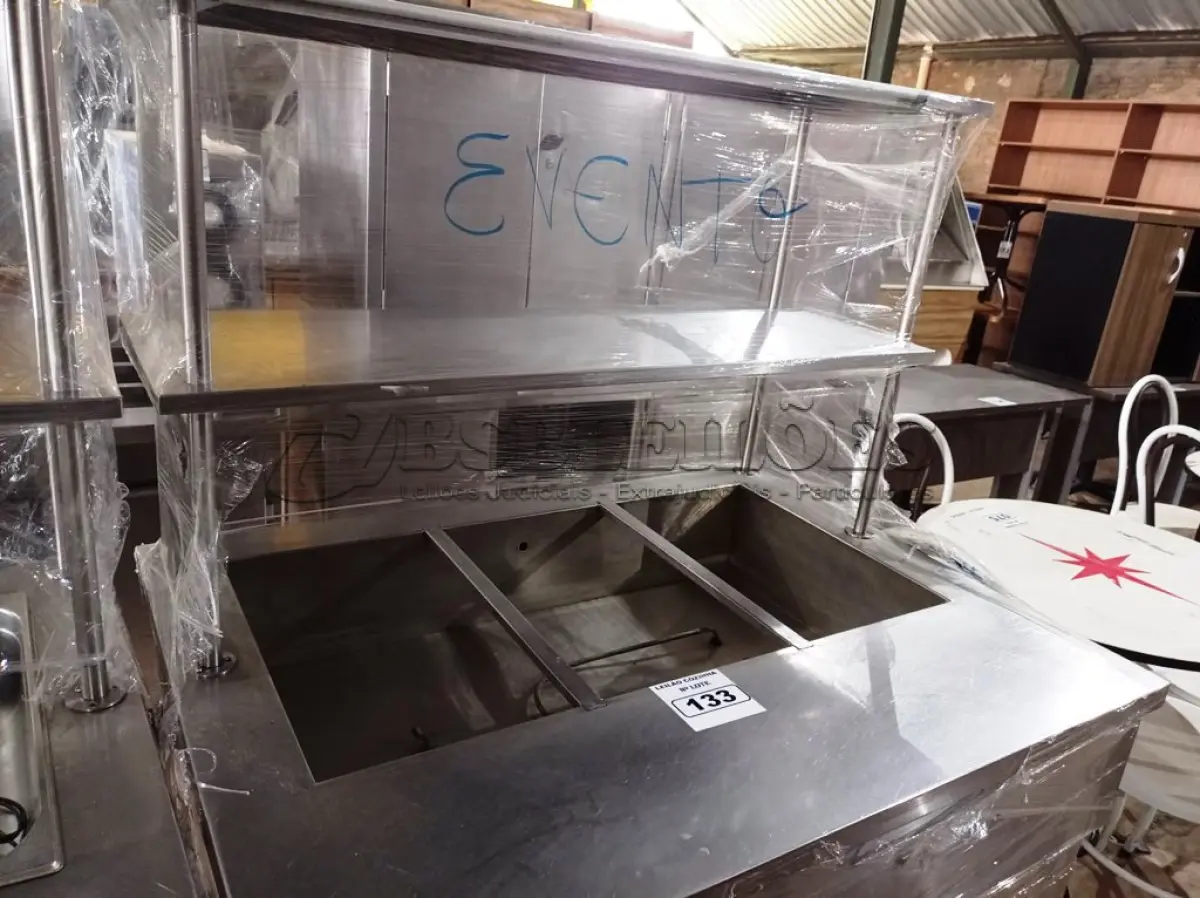 LOTE 133 - 01 BALCÃO INDUSTRIAL AQUECIDO COM PANELEIRO, 03 CUBAS E 02 PASSADORES, MEDINDO 120CMX90CM EM AÇO INOX. (NO ESTADO. LEILÃO NÃO TEM GARANTIA E NEM DEVOLUÇÃO).
