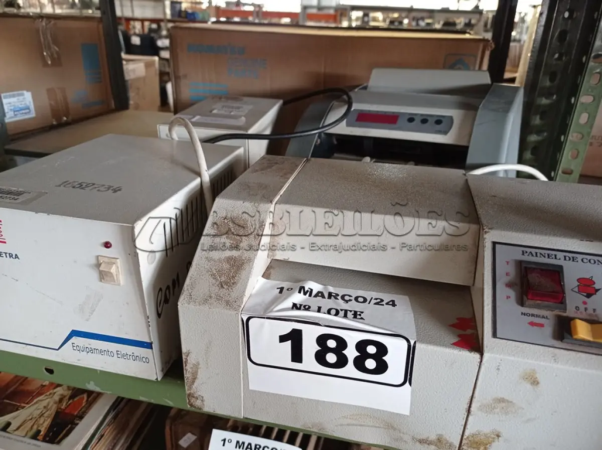 LOTE 188 - 02 ESTABILIZADORES, 01 CONTADORA DE CÉDULAS E 01 PLASTIFICADORA DE DOCUMENTOS. (NO ESTADO) ATENÇÃO! FAZER A VISITAÇÃO ANTES DE ARREMATAR, NÃO SABEMOS SE FUNCIONA. LEILÃO NÃO TEM GARANTIA E NEM DEVOLUÇÃO, SUJEITO A POSSÍVEIS AVARIAS VISÍVEIS/OCULTAS E/OU AUSÊNCIA DE COMPONENTES.