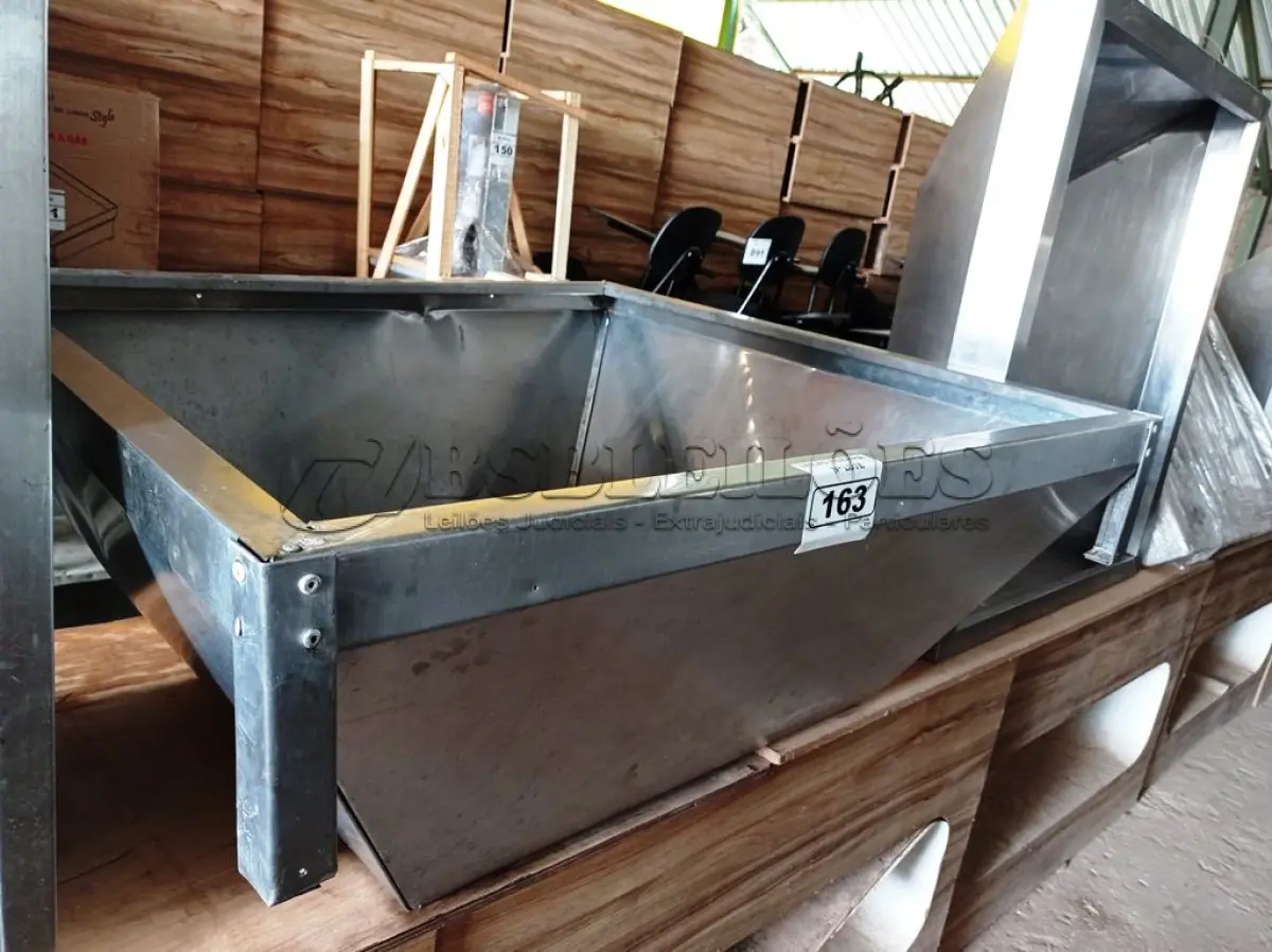 LOTE 163 - 01 COIFA EM AÇO INOX MEDINDO 126CMX120CM. (NO ESTADO, NÃO SABEMOS SE FUNCIONA. LEILÃO NÃO TEM GARANTIA E NEM DEVOLUÇÃO).