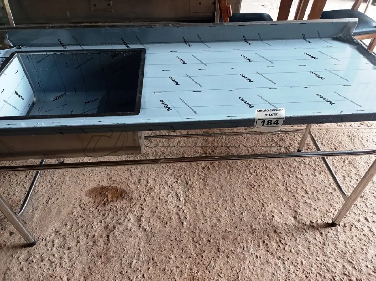 LOTE 184 - 01 BANCADA COM PIA DO LADO ESQUERDO E ESPELHO MEDINDO 180CMX66CM EM AÇO INOX. (NOVO) (NO ESTADO, NÃO SABEMOS SE FUNCIONA. LEILÃO NÃO TEM GARANTIA E NEM DEVOLUÇÃO).
