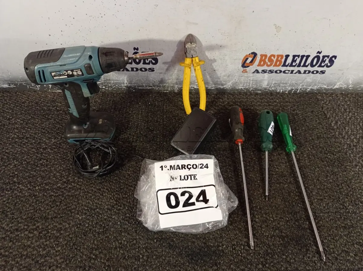 LOTE 024 - 01 PARAFUSADEIRA E VÁRIAS FERRAMENTAS. (NO ESTADO) ATENÇÃO! FAZER A VISITAÇÃO ANTES DE ARREMATAR, NÃO SABEMOS SE FUNCIONA. LEILÃO NÃO TEM GARANTIA E NEM DEVOLUÇÃO, SUJEITO A POSSÍVEIS AVARIAS VISÍVEIS/OCULTAS E/OU AUSÊNCIA DE COMPONENTES.
