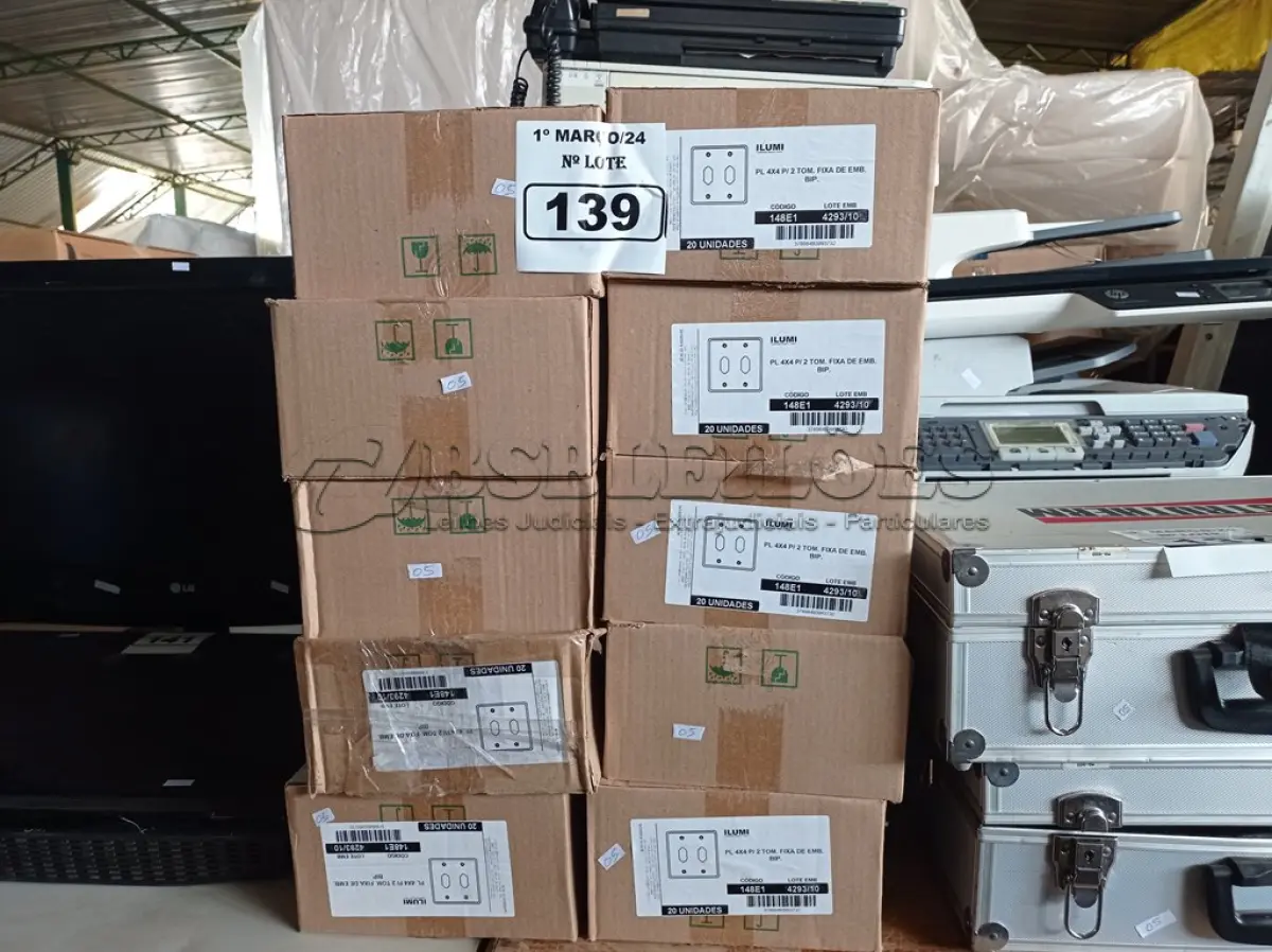 LOTE 139 - 01 LOTE COM GRANDE QUANTIDADE DE ESPELHOS PARA TOMADA PL 4X4 P/2 TOMADA FIXA DE EMBUTIR. (NO ESTADO) ATENÇÃO! FAZER A VISITAÇÃO ANTES DE ARREMATAR, NÃO SABEMOS SE FUNCIONA. LEILÃO NÃO TEM GARANTIA E NEM DEVOLUÇÃO, SUJEITO A POSSÍVEIS AVARIAS VISÍVEIS/OCULTAS E/OU AUSÊNCIA DE COMPONENTES.