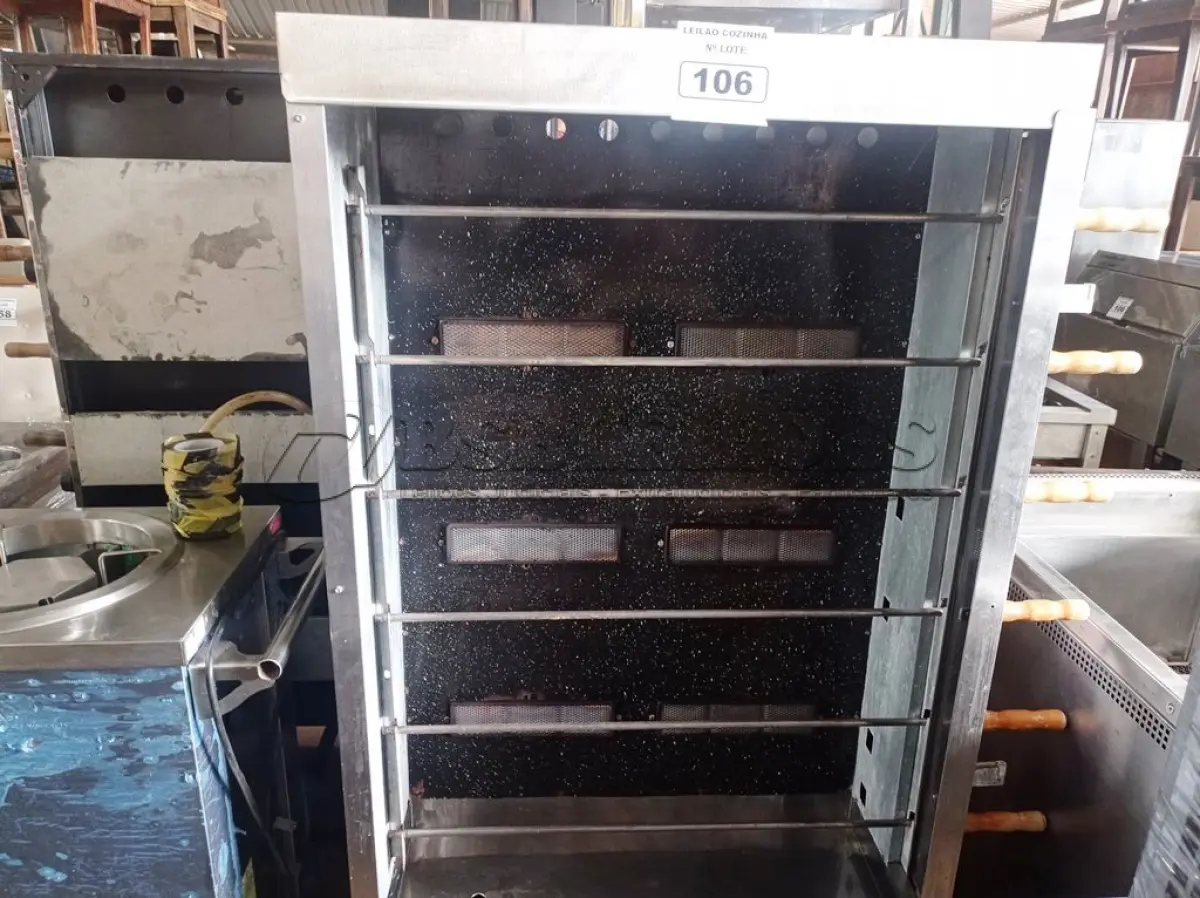 LOTE 106 - 01 ASSADEIRA DE FRANGO PRO GÁS PARA 30 FRANGOS COM 06 ESPETOS FALTANDO 01 VIDRO EM AÇO INOX. (NO ESTADO, NÃO SABEMOS SE FUNCIONA.LEILÃO NÃO TEM GARANTIA E NEM DEVOLUÇÃO).