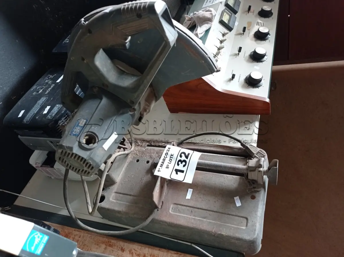 LOTE 132 - 01 POLICORTE MARCA MAKITA 220V. (NO ESTADO) ATENÇÃO! FAZER A VISITAÇÃO ANTES DE ARREMATAR, NÃO SABEMOS SE FUNCIONA. LEILÃO NÃO TEM GARANTIA E NEM DEVOLUÇÃO, SUJEITO A POSSÍVEIS AVARIAS VISÍVEIS/OCULTAS E/OU AUSÊNCIA DE COMPONENTES.