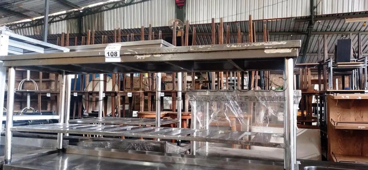 LOTE 108 - 01 MESA MEDINDO 180CMX55CM COM PANELEIRO EM AÇO INOX.(NO ESTADO, NÃO SABEMOS SE FUNCIONA. LEILÃO NÃO TEM GARANTIA E NEM DEVOLUÇÃO).