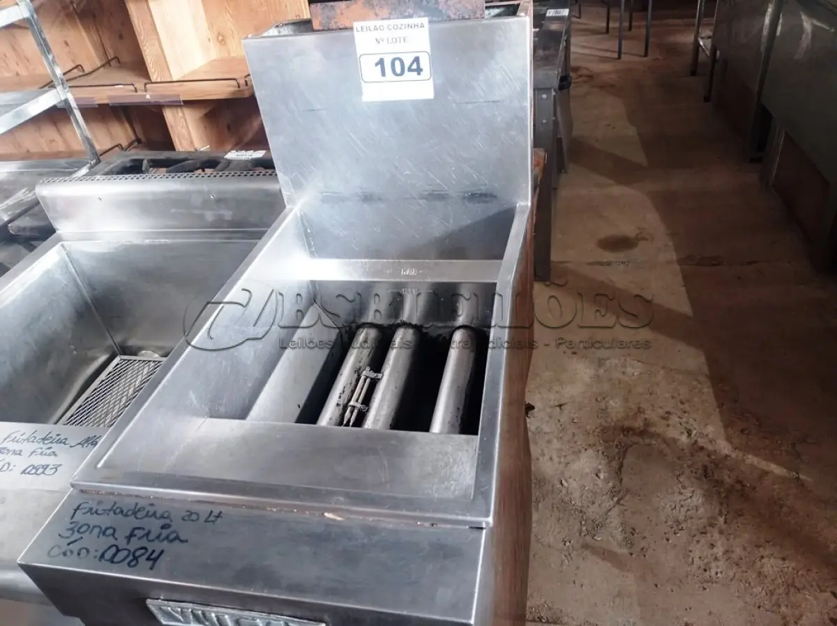 LOTE 104 - 01 FRITADEIRA INDUSTRIAL VULCAN EM AÇO INOX. (NO ESTADO, NÃO SABEMOS SE FUNCIONA. LEILÃO NÃO TEM GARANTIA E NEM DEVOLUÇÃO).