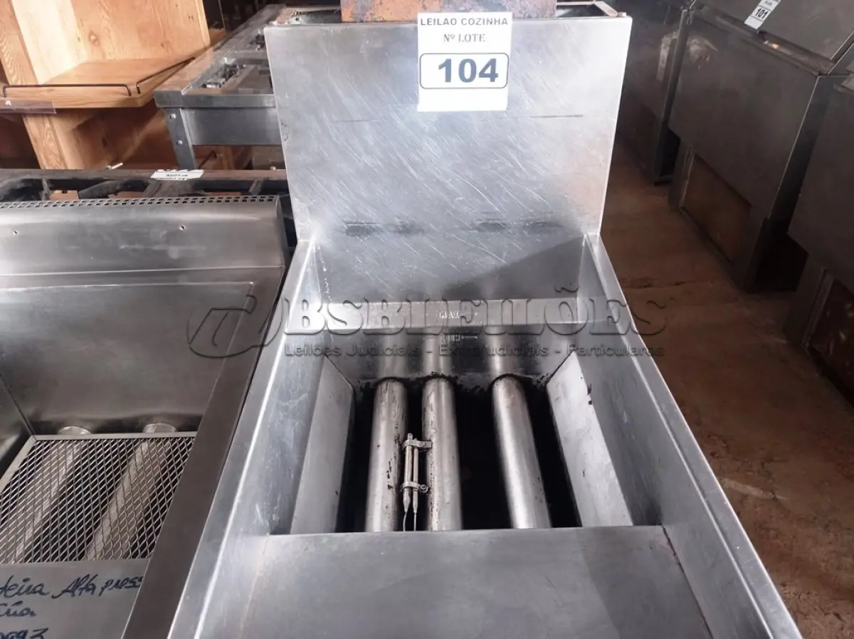 LOTE 104 - 01 FRITADEIRA INDUSTRIAL VULCAN EM AÇO INOX. (NO ESTADO, NÃO SABEMOS SE FUNCIONA. LEILÃO NÃO TEM GARANTIA E NEM DEVOLUÇÃO).