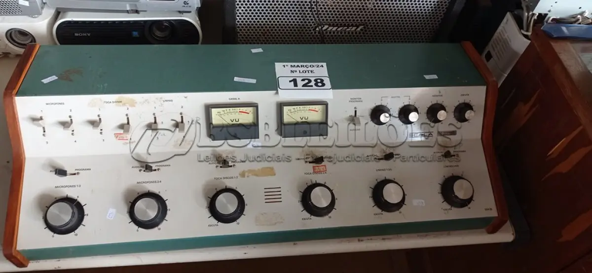 LOTE 128 - 01 MESA DE ÁUDIO ANTIGA. (NO ESTADO) ATENÇÃO! FAZER A VISITAÇÃO ANTES DE ARREMATAR, NÃO SABEMOS SE FUNCIONA. LEILÃO NÃO TEM GARANTIA E NEM DEVOLUÇÃO, SUJEITO A POSSÍVEIS AVARIAS VISÍVEIS/OCULTAS E/OU AUSÊNCIA DE COMPONENTES.