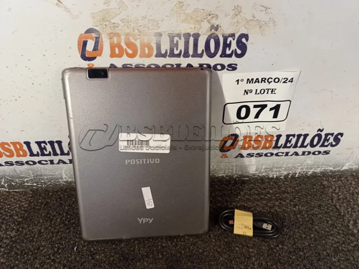 LOTE 071 - 01 TABLET MARCA POSITIVO COM CABO. (NO ESTADO) ATENÇÃO! FAZER A VISITAÇÃO ANTES DE ARREMATAR, NÃO SABEMOS SE FUNCIONA. LEILÃO NÃO TEM GARANTIA E NEM DEVOLUÇÃO, SUJEITO A POSSÍVEIS AVARIAS VISÍVEIS/OCULTAS E/OU AUSÊNCIA DE COMPONENTES.