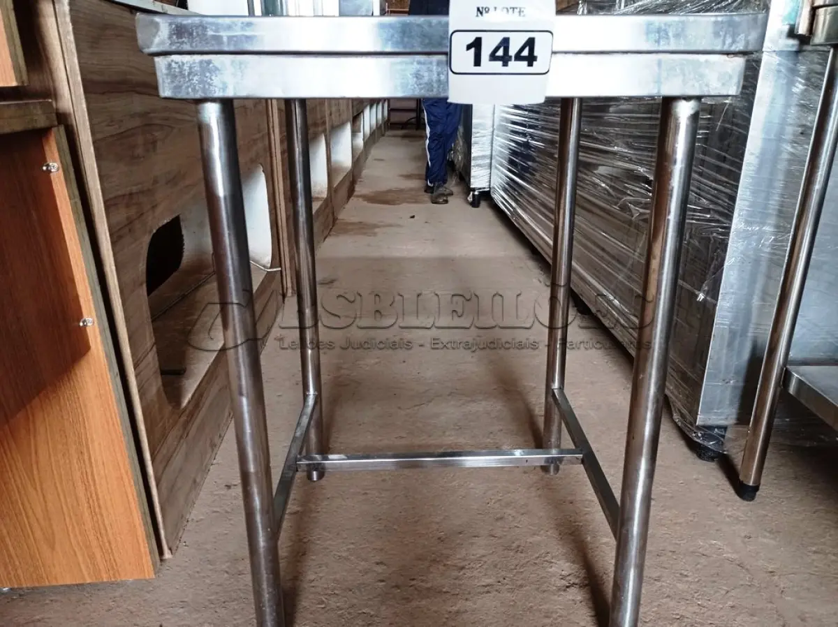 LOTE 144 - 01 MESA/BANCADA MEDINDO 58CMX58CM EM AÇO INOX. (NO ESTADO, NÃO SABEMOS SE FUNCIONA. LEILÃO NÃO TEM GARANTIA E NEM DEVOLUÇÃO).