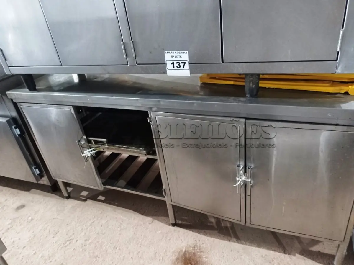 LOTE 137 - 02 BALCÕES SECO SENDO 01 FORMATO TRIANGULAR E 01 MEDINDO, 190CMX53CM EM AÇO INOX. (NO ESTADO. LEILÃO NÃO TEM GARANTIA E NEM DEVOLUÇÃO).