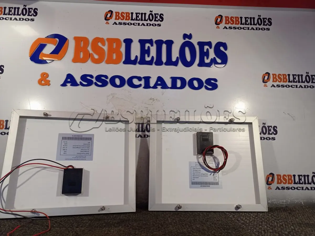 LOTE 123 - 02 PAINÉIS SOLARES 18V 10W. (NO ESTADO) ATENÇÃO! FAZER A VISITAÇÃO ANTES DE ARREMATAR, NÃO SABEMOS SE FUNCIONA. LEILÃO NÃO TEM GARANTIA E NEM DEVOLUÇÃO, SUJEITO A POSSÍVEIS AVARIAS VISÍVEIS/OCULTAS E/OU AUSÊNCIA DE COMPONENTES.