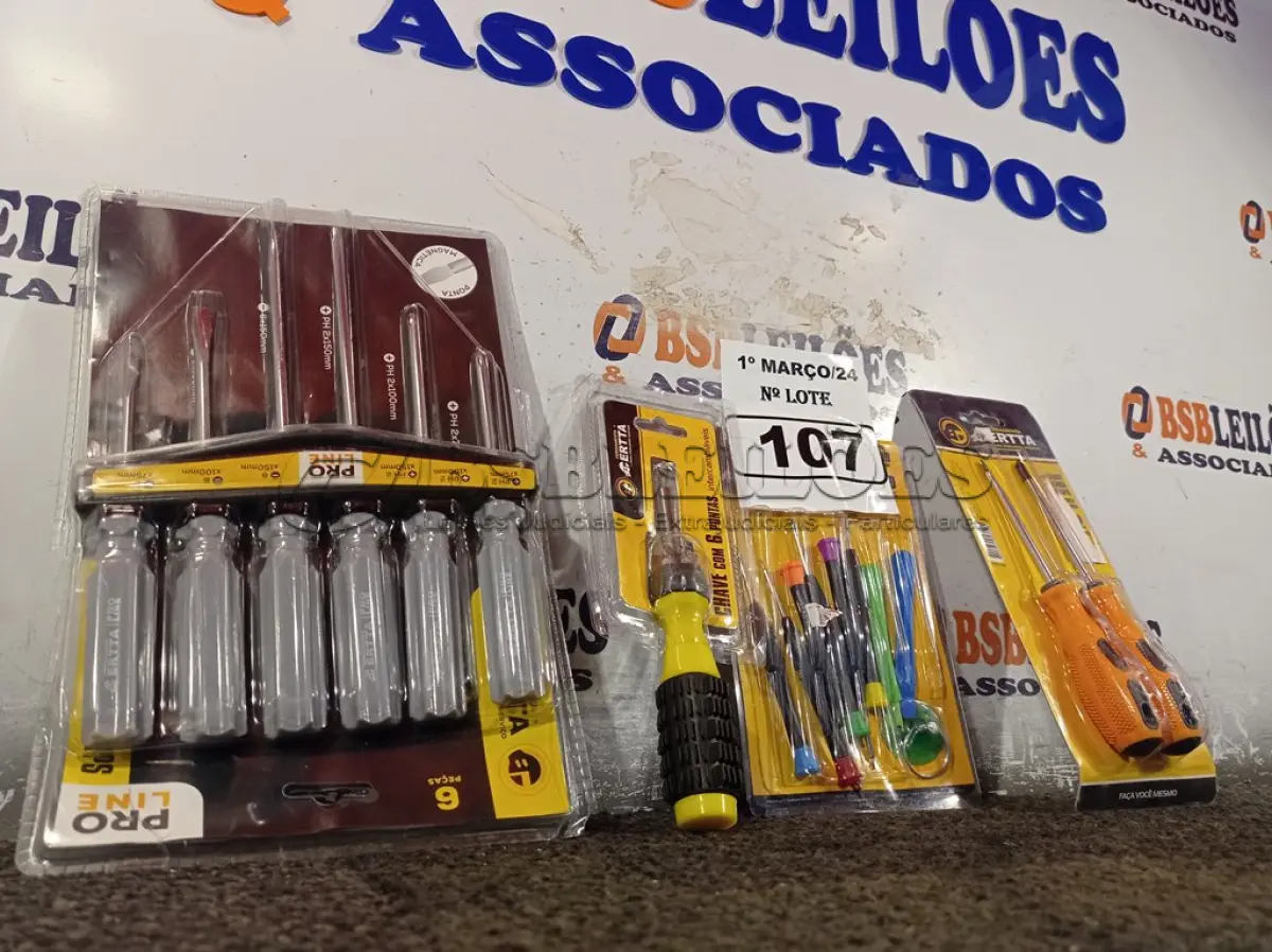 LOTE 107 - 02 JOGOS DE CHAVES FENDA/PHILIPS, 01 KIT DE CHAVES DE PRECISÃO E 01 CHAVE COM 06 PONTAS INTERCAMBIÁVEIS. (NO ESTADO) ATENÇÃO! FAZER A VISITAÇÃO ANTES DE ARREMATAR, NÃO SABEMOS SE FUNCIONA. LEILÃO NÃO TEM GARANTIA E NEM DEVOLUÇÃO, SUJEITO A POSSÍVEIS AVARIAS VISÍVEIS/OCULTAS E/OU AUSÊNCIA DE COMPONENTES.