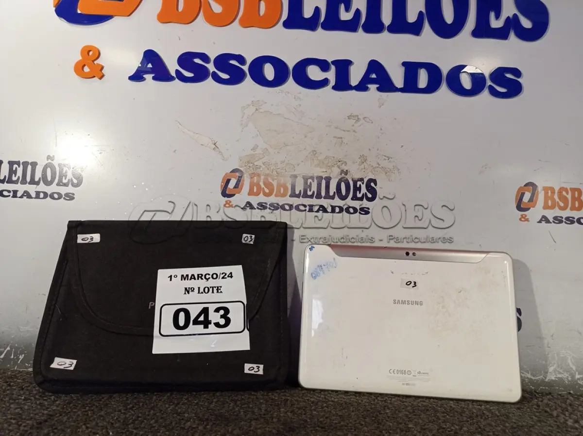 LOTE 043 - 01 TABLET MARCA SAMSUNG. (NO ESTADO) ATENÇÃO! FAZER A VISITAÇÃO ANTES DE ARREMATAR, NÃO SABEMOS SE FUNCIONA. LEILÃO NÃO TEM GARANTIA E NEM DEVOLUÇÃO, SUJEITO A POSSÍVEIS AVARIAS VISÍVEIS/OCULTAS E/OU AUSÊNCIA DE COMPONENTES.