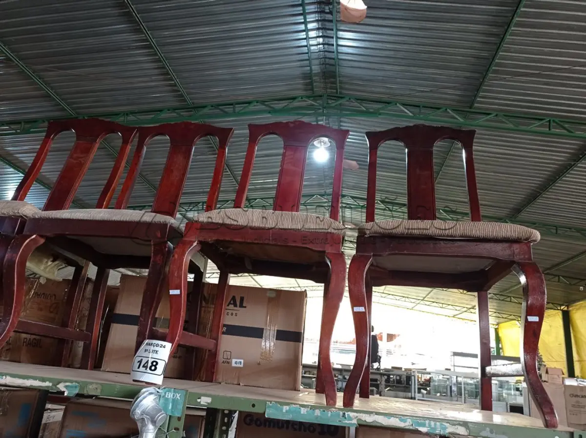 LOTE 148 - 04 CADEIRAS EM MADEIRA COM ASSENTO ALMOFADADO. (NO ESTADO) ATENÇÃO! FAZER A VISITAÇÃO ANTES DE ARREMATAR, NÃO SABEMOS SE FUNCIONA. LEILÃO NÃO TEM GARANTIA E NEM DEVOLUÇÃO, SUJEITO A POSSÍVEIS AVARIAS VISÍVEIS/OCULTAS E/OU AUSÊNCIA DE COMPONENTES.