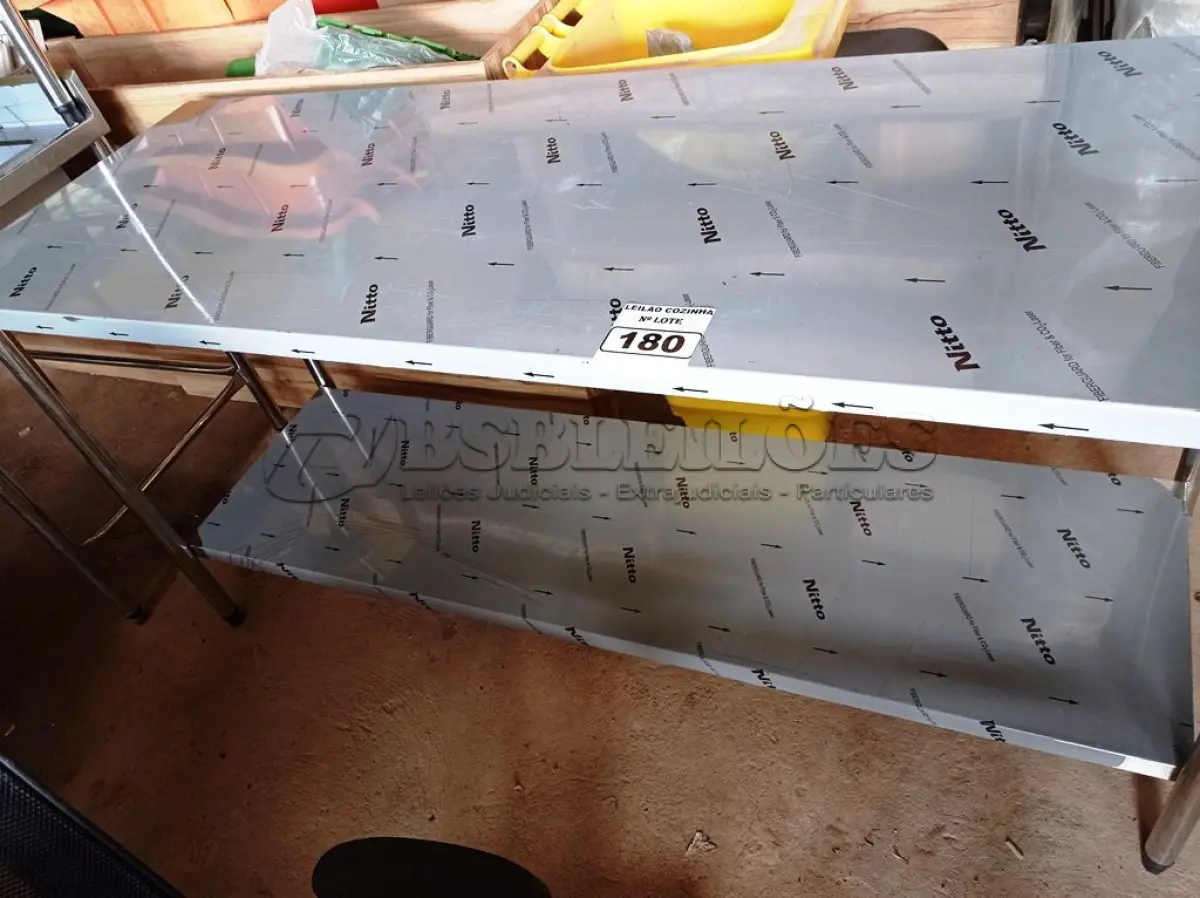 LOTE 180 - 01 MESA MEDINDO 180CMX65CM COM PANELEIRO EM AÇO INOX. (NOVO) (NO ESTADO, NÃO SABEMOS SE FUNCIONA. LEILÃO NÃO TEM GARANTIA E NEM DEVOLUÇÃO).