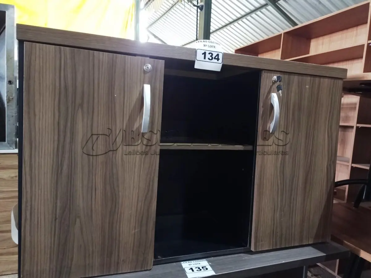 LOTE 134 - 01 ARMÁRIO EM MDF COM 02 PORTAS E CHAVES MEDINDO 120CMX42CM. (NO ESTADO, NÃO SABEMOS SE FUNCIONA. LEILÃO NÃO TEM GARANTIA E NEM DEVOLUÇÃO).
