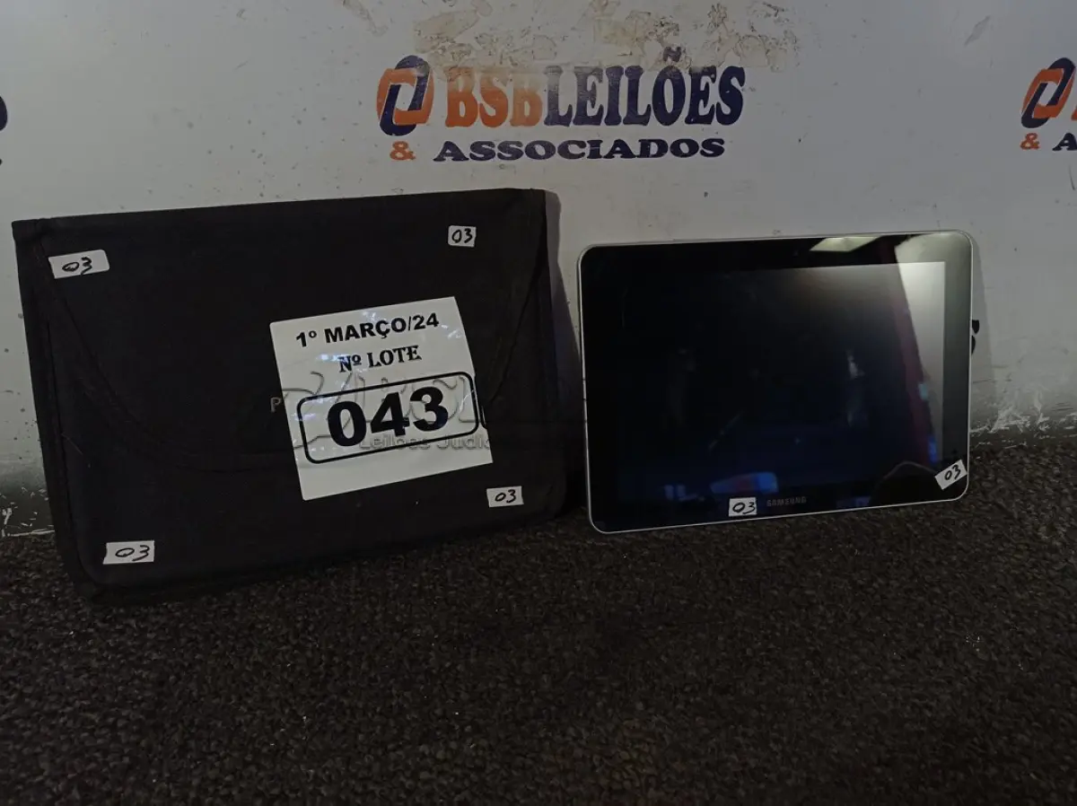 LOTE 043 - 01 TABLET MARCA SAMSUNG. (NO ESTADO) ATENÇÃO! FAZER A VISITAÇÃO ANTES DE ARREMATAR, NÃO SABEMOS SE FUNCIONA. LEILÃO NÃO TEM GARANTIA E NEM DEVOLUÇÃO, SUJEITO A POSSÍVEIS AVARIAS VISÍVEIS/OCULTAS E/OU AUSÊNCIA DE COMPONENTES.