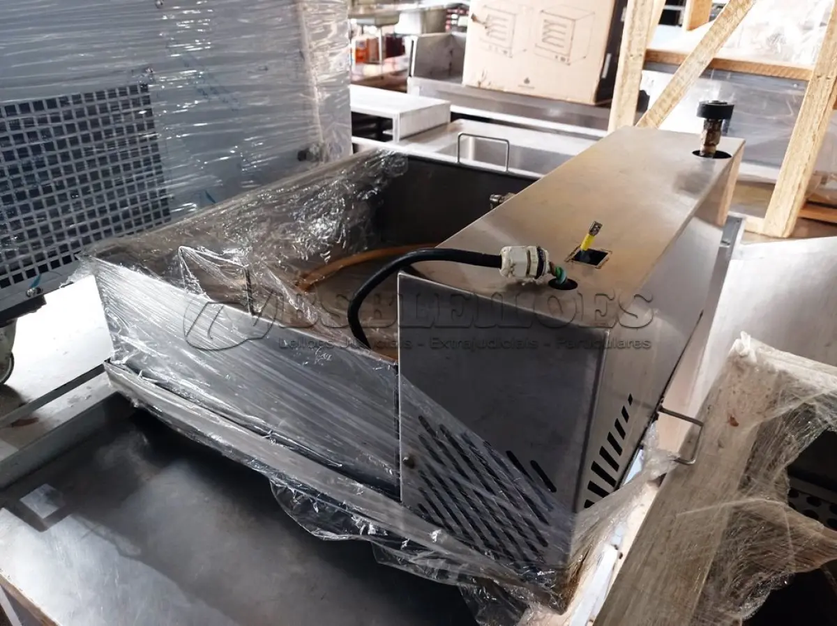 LOTE 149 - 01 FILTRADOR DE ÓLEO PARA FRITADEIRA INDUSTRIAL EM AÇO INOX. (NO ESTADO, NÃO SABEMOS SE FUNCIONA. LEILÃO NÃO TEM GARANTIA E NEM DEVOLUÇÃO).