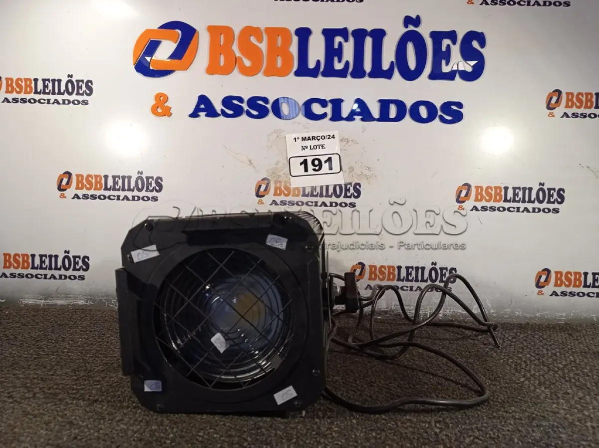 LOTE 191 - 01 LUMINÁRIA PARA ESTÚDIO LINE PRO. (NO ESTADO) ATENÇÃO! FAZER A VISITAÇÃO ANTES DE ARREMATAR, NÃO SABEMOS SE FUNCIONA. LEILÃO NÃO TEM GARANTIA E NEM DEVOLUÇÃO, SUJEITO A POSSÍVEIS AVARIAS VISÍVEIS/OCULTAS E/OU AUSÊNCIA DE COMPONENTES.