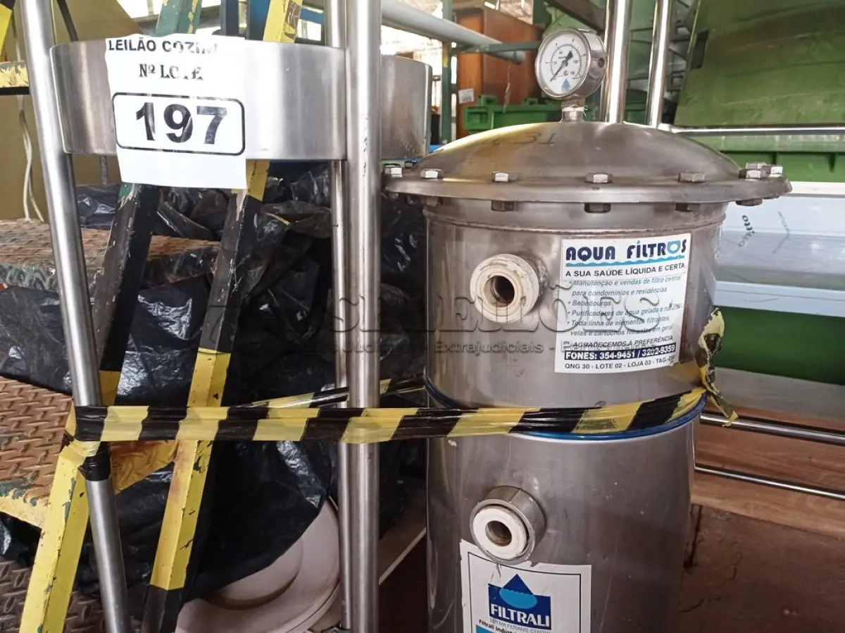 LOTE 197 - 01 FILTRO DE ÁGUA CENTRAL COM BASE MARCA FILTRALI EM AÇO INOX. (NO ESTADO, NÃO SABEMOS SE FUNCIONA. LEILÃO NÃO TEM GARANTIA E NEM DEVOLUÇÃO).