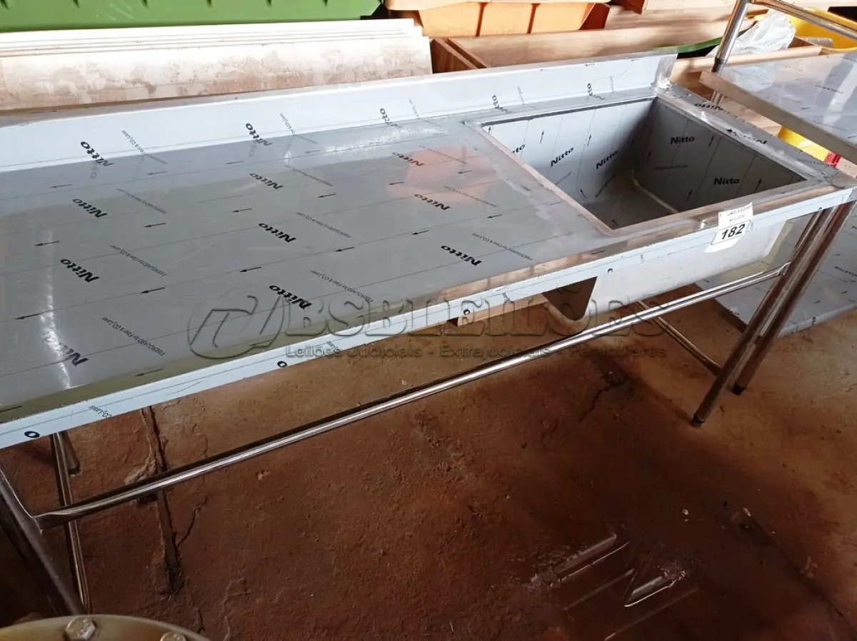 LOTE 182 - 01 BANCADA COM PIA DO LADO DIREITO E ESPELHO MEDINDO 180CMX66CM EM AÇO INOX. (NOVO) (NO ESTADO, NÃO SABEMOS SE FUNCIONA. LEILÃO NÃO TEM GARANTIA E NEM DEVOLUÇÃO).