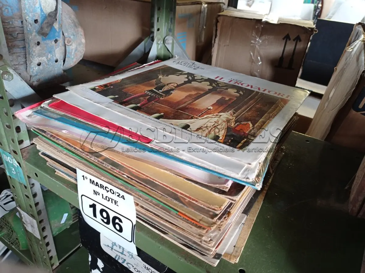 LOTE 196 - 01 LOTE COM VÁRIOS DISCOS DE VINIL. (NO ESTADO) ATENÇÃO! FAZER A VISITAÇÃO ANTES DE ARREMATAR, NÃO SABEMOS SE FUNCIONA. LEILÃO NÃO TEM GARANTIA E NEM DEVOLUÇÃO, SUJEITO A POSSÍVEIS AVARIAS VISÍVEIS/OCULTAS E/OU AUSÊNCIA DE COMPONENTES.