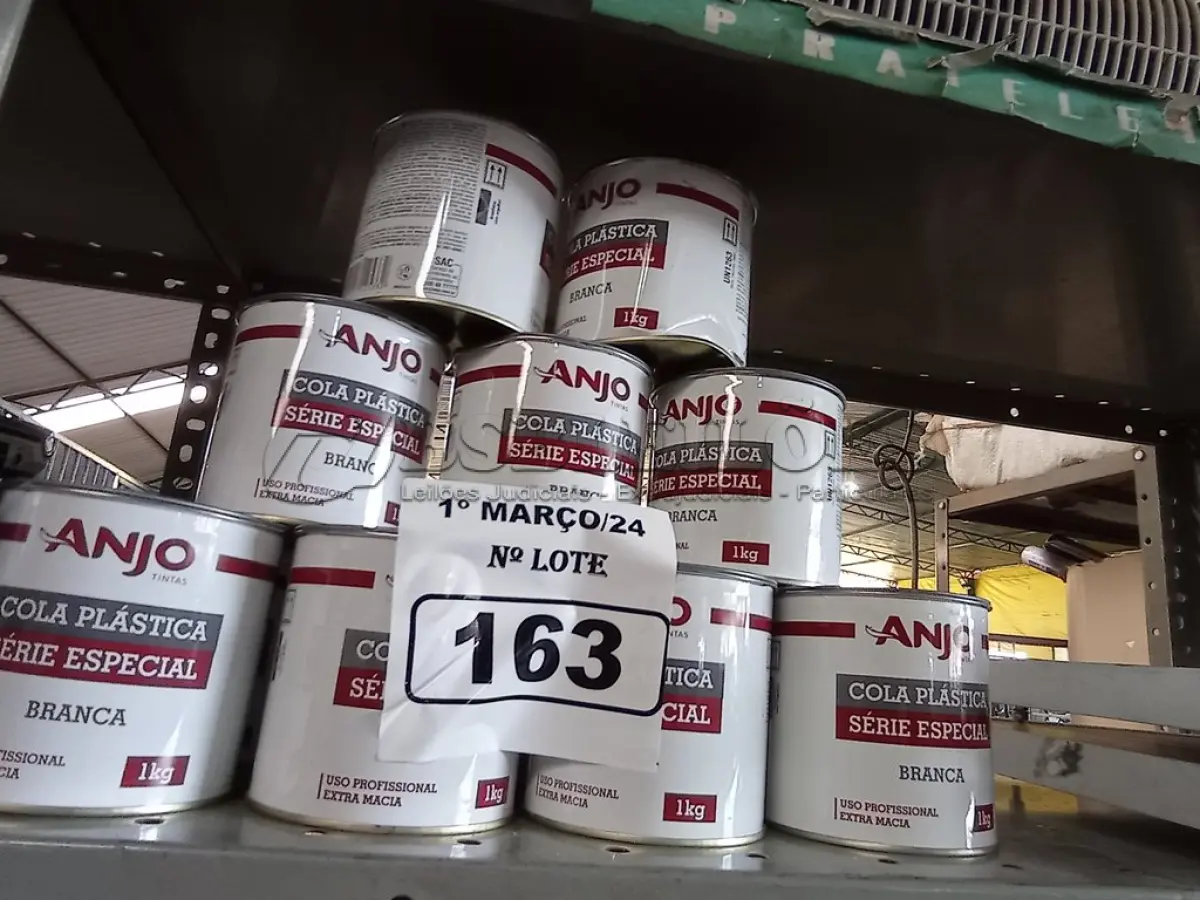 LOTE 163 - 12 LATAS DE COLA PLÁSTICA ANJO. (NO ESTADO) ATENÇÃO! FAZER A VISITAÇÃO ANTES DE ARREMATAR, NÃO SABEMOS SE FUNCIONA. LEILÃO NÃO TEM GARANTIA E NEM DEVOLUÇÃO, SUJEITO A POSSÍVEIS AVARIAS VISÍVEIS/OCULTAS E/OU AUSÊNCIA DE COMPONENTES.