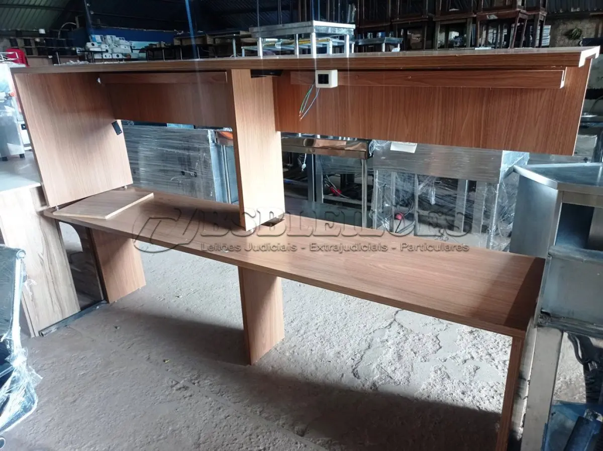 LOTE 154 - 02 MESAS DE MADEIRA PARA ESCRITÓRIO MEDINDO 250CMX55CM CADA. (NO ESTADO, NÃO SABEMOS SE FUNCIONA. LEILÃO NÃO TEM GARANTIA E NEM DEVOLUÇÃO).
