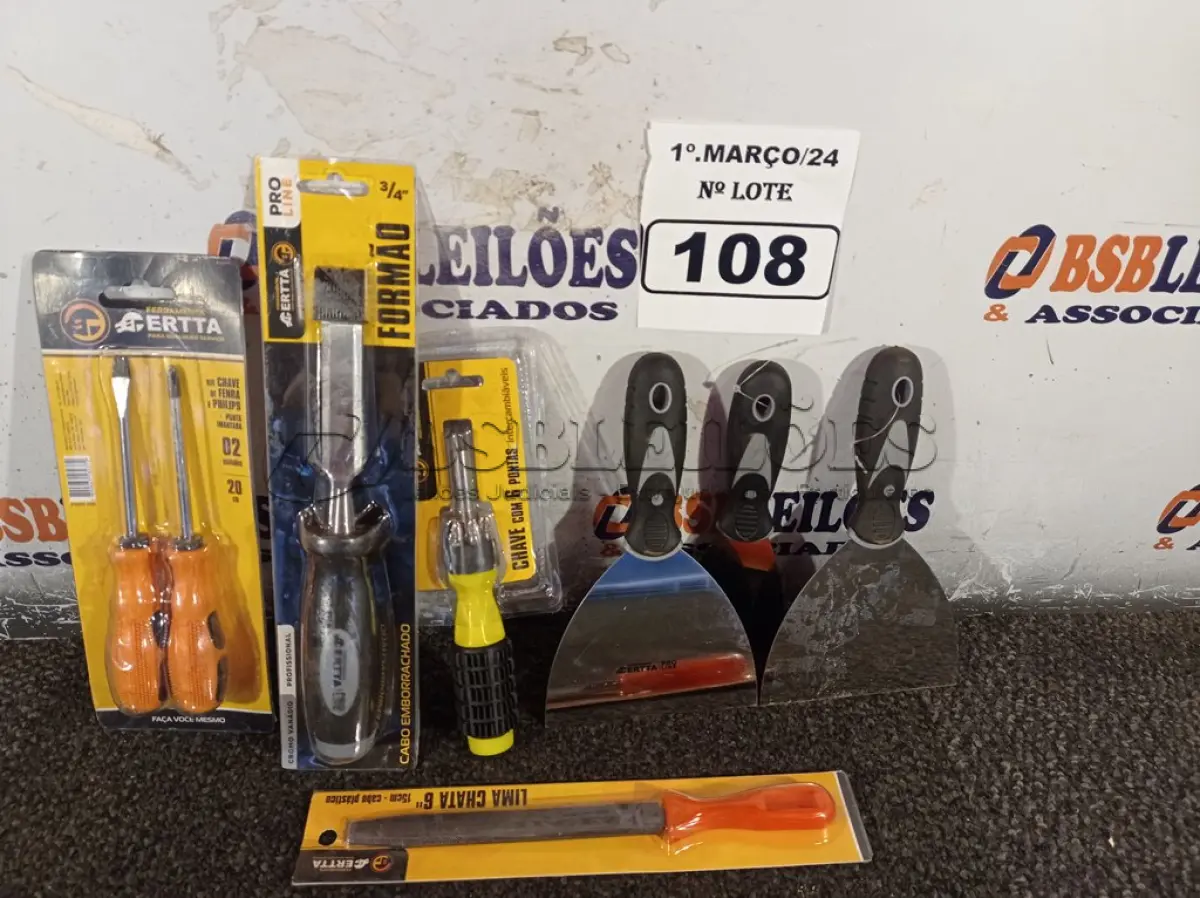 LOTE 108 - 03 ESPÁTULAS, 01 JOGO DE CHAVE FENDA/PHILIPS, 01 FORMÃO, 01 LIMA CHATA 6” E 01 CHAVE COM 06 PONTAS INTERCAMBIÁVEIS. (NO ESTADO) ATENÇÃO! FAZER A VISITAÇÃO ANTES DE ARREMATAR, NÃO SABEMOS SE FUNCIONA. LEILÃO NÃO TEM GARANTIA E NEM DEVOLUÇÃO, SUJEITO A POSSÍVEIS AVARIAS VISÍVEIS/OCULTAS E/OU AUSÊNCIA DE COMPONENTES.