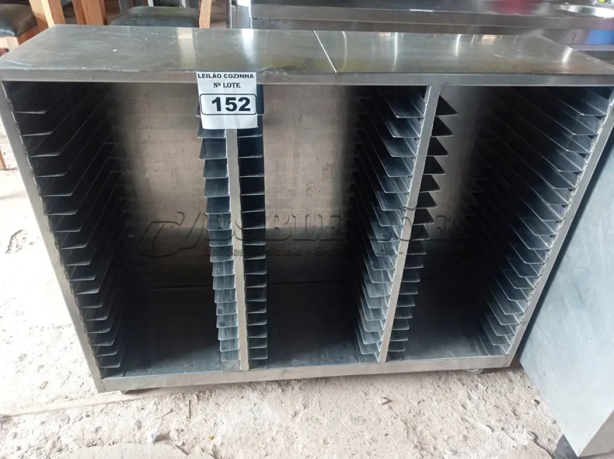 LOTE 152 - 01 ARMÁRIO PARA 54 BANDEJAS EM AÇO INOX. (NO ESTADO, NÃO SABEMOS SE FUNCIONA. LEILÃO NÃO TEM GARANTIA E NEM DEVOLUÇÃO).