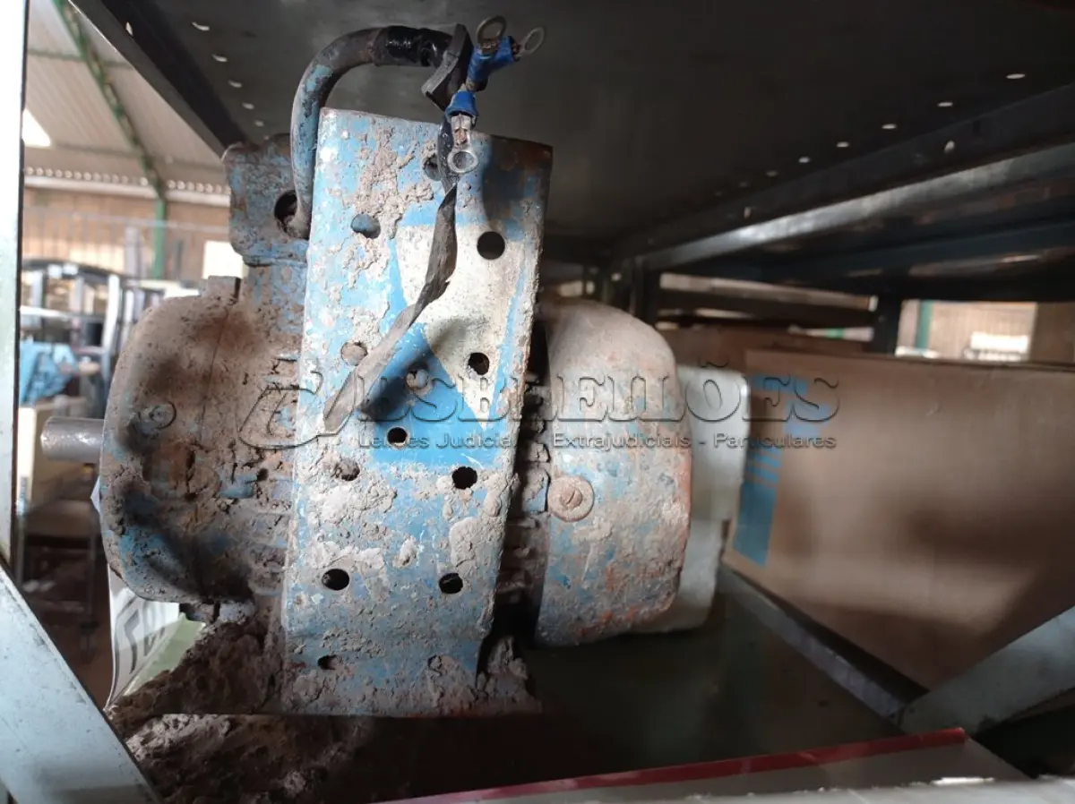 LOTE 197 - 01 MOTOR ELÉTRICO. (NO ESTADO) ATENÇÃO! FAZER A VISITAÇÃO ANTES DE ARREMATAR, NÃO SABEMOS SE FUNCIONA. LEILÃO NÃO TEM GARANTIA E NEM DEVOLUÇÃO, SUJEITO A POSSÍVEIS AVARIAS VISÍVEIS/OCULTAS E/OU AUSÊNCIA DE COMPONENTES.