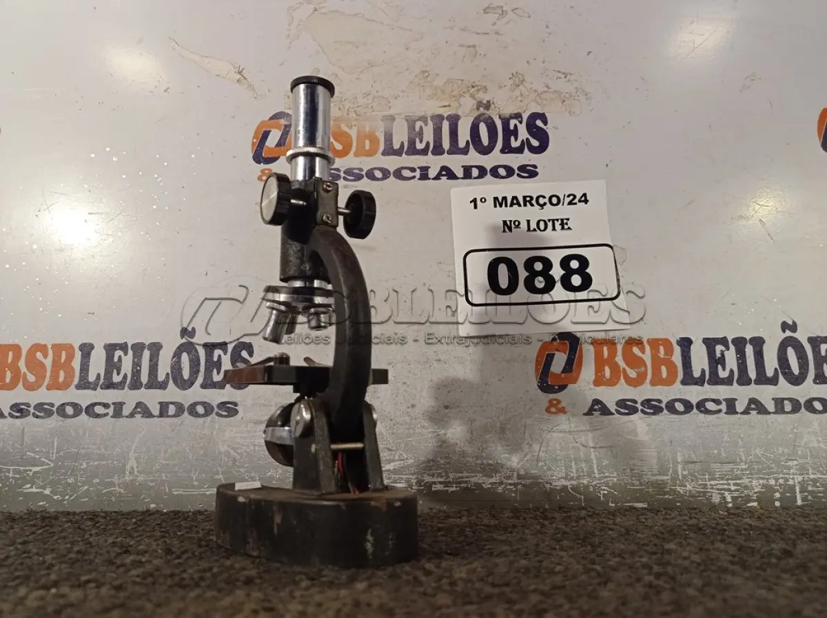 LOTE 088 - 01 MICROSCÓPIO. (NO ESTADO) ATENÇÃO! FAZER A VISITAÇÃO ANTES DE ARREMATAR, NÃO SABEMOS SE FUNCIONA. LEILÃO NÃO TEM GARANTIA E NEM DEVOLUÇÃO, SUJEITO A POSSÍVEIS AVARIAS VISÍVEIS/OCULTAS E/OU AUSÊNCIA DE COMPONENTES.