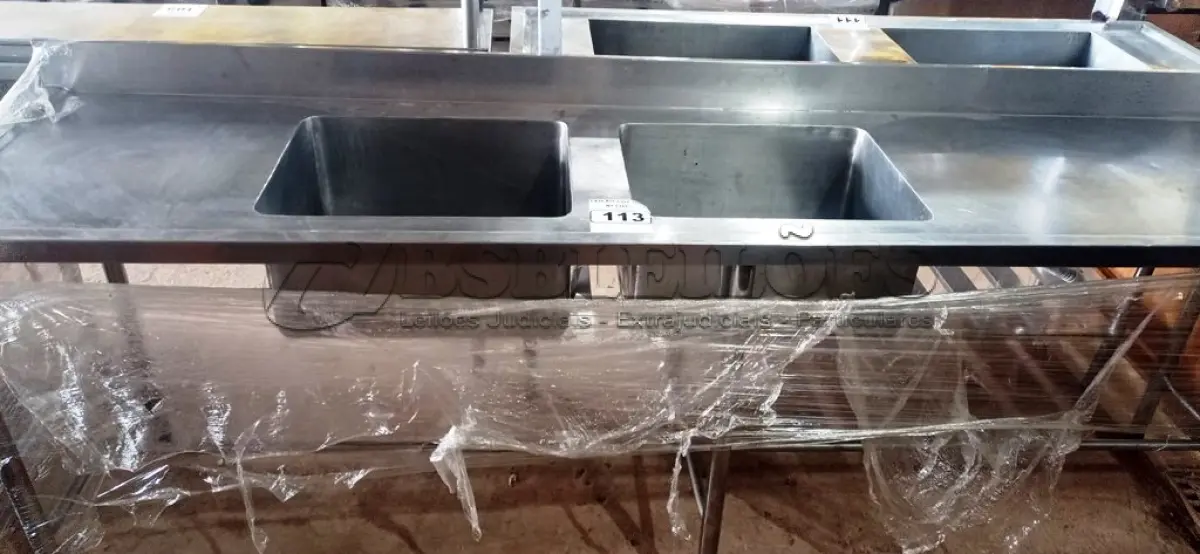 LOTE 113 - 01 PIA COM 02 TANQUES MEDINDO 257CMX61CM EM AÇO INOX 304. (NO ESTADO, NÃO SABEMOS SE FUNCIONA. LEILÃO NÃO TEM GARANTIA E NEM DEVOLUÇÃO).